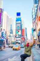 ny york stad kvinna som gånger fyrkant turist eller ung Lycklig kvinna besöker. skön ung Lycklig leende flicka på manhattan, ny york stad, ny york, usa. foto