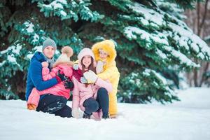 Lycklig familj njut av vinter- snöig dag foto