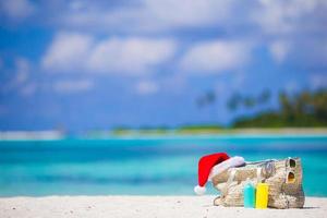 strand Tillbehör med santa hatt på vit tropisk strand foto