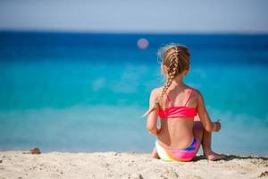 förtjusande liten flicka på tropisk strand under semester foto