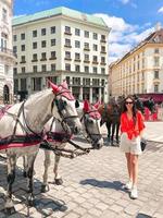 kvinna gående i stad. ung attraktiv turist utomhus i italiensk stad foto