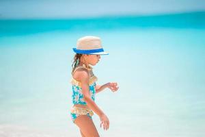 söt liten flicka på strand under karibiska semester foto