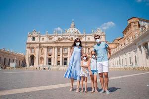 Lycklig familj på st. peters basilika kyrka i vatican stad. foto