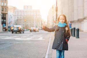 förtjusande liten flicka i ny york stad foto