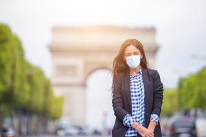 skön kvinna på de mästare elysees i paris foto