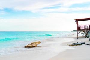 perfekt vit sandig strand och turkos vatten med utomhus- Kafé foto