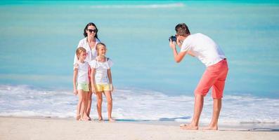 panorama av familj av fyra tar en selfie Foto på deras strand högtider. familj strand semester