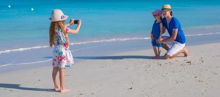 Lycklig familj njuter strand semester foto