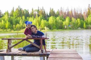 ung far och liten flicka fiske utomhus- foto