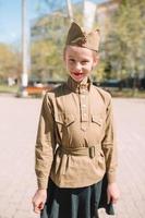 liten flicka i militär enhetlig på Semester dag av seger foto
