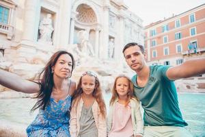 porträtt av familj på fontana di trevi, rom, Italien. foto