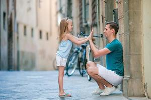 Lycklig far och liten förtjusande flicka i rom under sommar italiensk semester foto