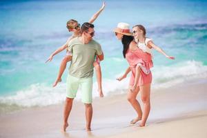 ung familj på semester på de strand foto