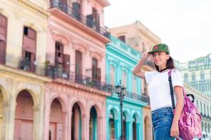 turist flicka i populär område i Havanna, kuba. ung kvinna resande leende Lycklig. foto