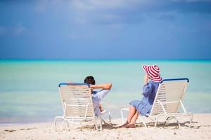 ung familj på vit strand under sommarlovet. foto