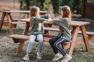 liten flickor i utomhus- parkera på henne helgen foto