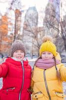 förtjusande liten flickor i central parkera på ny york stad foto