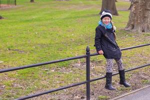 förtjusande liten flicka i central parkera på ny york stad foto