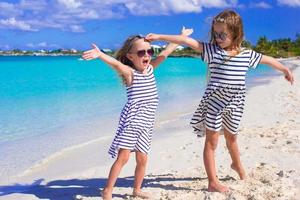 förtjusande liten flickor njuter sommar strand semester foto