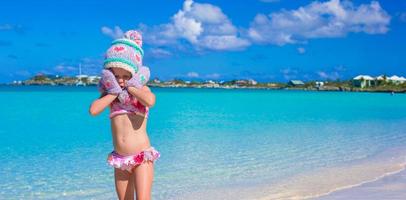 förtjusande liten flicka på vit strand under sommar semester foto