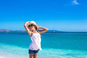liten Lycklig flicka njuter strand semester foto