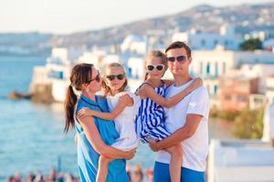 familj i Europa. föräldrar och barn på liten Venedig bakgrund på mykonos ö, i grekland foto