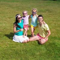 Lycklig familj med två barn utomhus på sommar dag foto