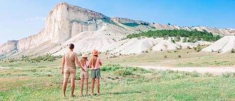 Lycklig skön familj på en tropisk strand semester foto