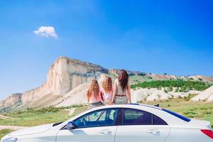 mor och liten döttrar på sommar bil semester foto