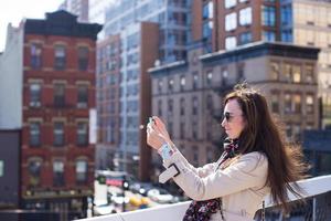 ung kvinna fotograferad ny york stad på hög linje parkera foto