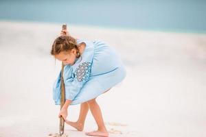 söt liten flicka på strand under karibiska semester foto