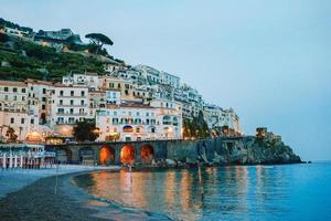 skön kust städer av Italien - naturskön amalfi by i amalfi kust foto