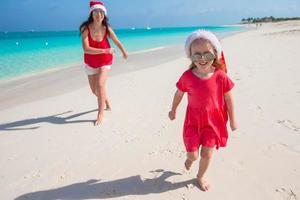 ung mor och liten flicka ha roligt på tropisk strand foto