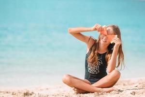 söt liten flicka på stranden under sommarlovet foto