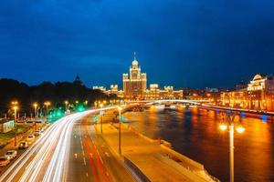 panorama- se av moskva landmärke under solnedgång från zaryadye parkera foto