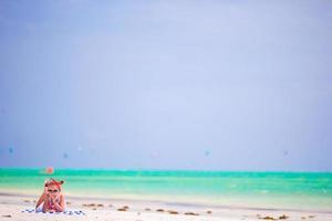 förtjusande liten flicka njut av strand sommar semester foto