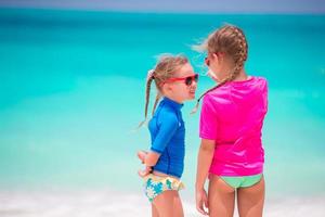 barn har roligt på tropisk strand under sommar semester foto