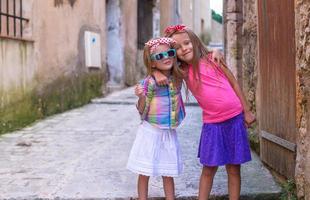 förtjusande liten flickor utomhus i europeisk stad foto