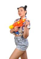 porträtt smiley kvinna i songkran festival med vatten pistol foto