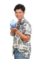 porträtt ung man med vatten skål i songkran festival foto