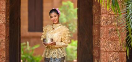 porträtt skön kvinna i songkran festival med thai traditionell kostym foto