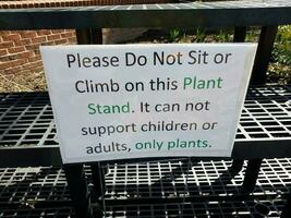 snälla du do inte sitta eller klättra växt stå tecken foto