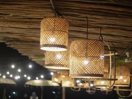 selektiv fokus till hängande lyktor som är vanligtvis Begagnade för dekorera kaféer och restauranger, under exponering eftersom den är natt foto
