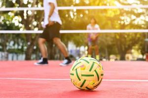 sepak takraw boll på röd golv av utomhus- domstol, suddig bakgrund, rekreationell aktivitet och utomhus- sporter i sydöst asiatisk länder begrepp. foto