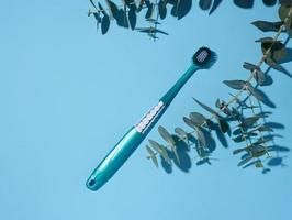 plast tandborste på en blå bakgrund foto
