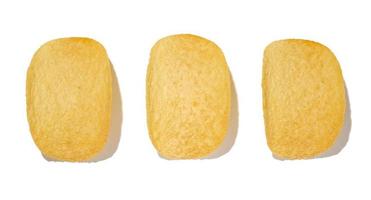 runda potatis pommes frites med paprika isolerat på vit bakgrund, mellanmål foto