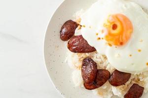 ris med stekt ägg och kinesisk korv foto