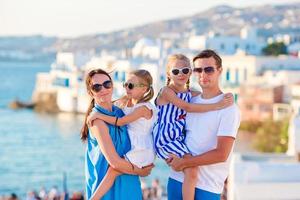 familj semester. föräldrar och barn på liten Venedig bakgrund på mykonos ö, i Grekland, Europa foto