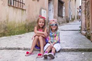 förtjusande liten flickor utomhus i europeisk stad foto