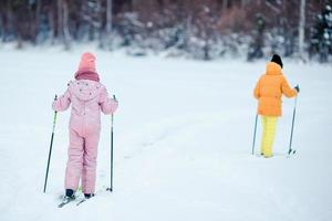 barn skidåkning i de berg. vinter- sport för ungar. foto